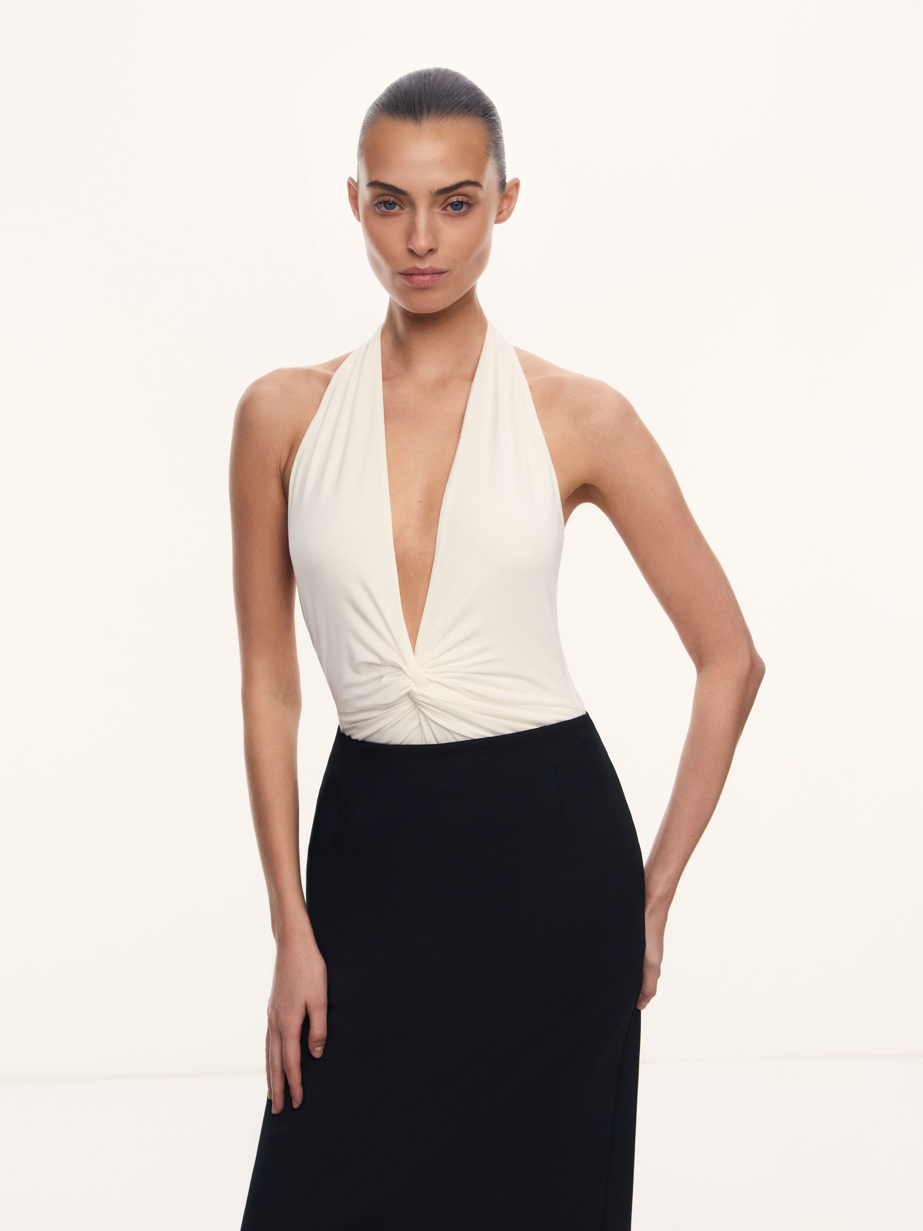 Боди с глубоким вырезом