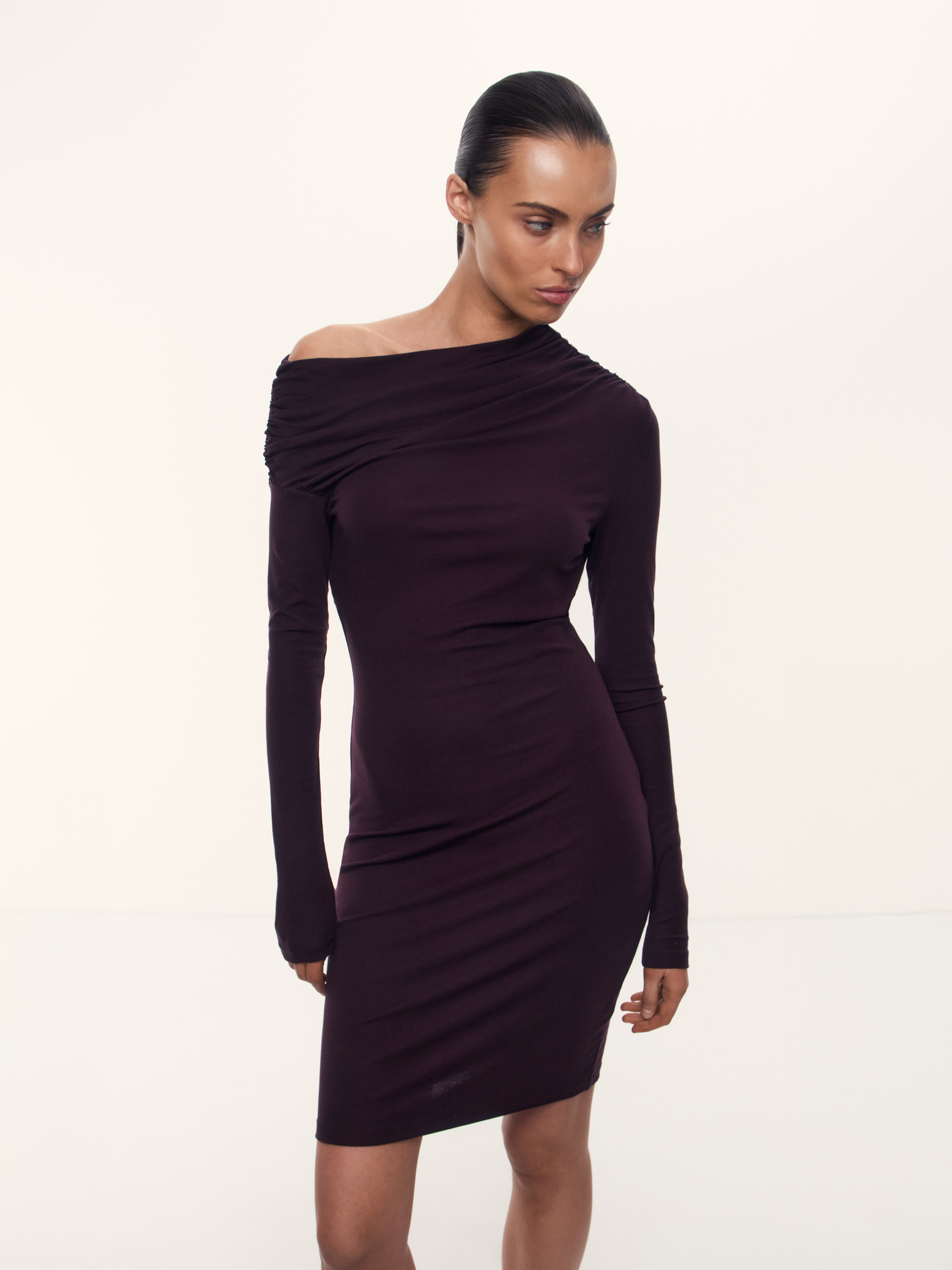 Платье с открытыми плечами