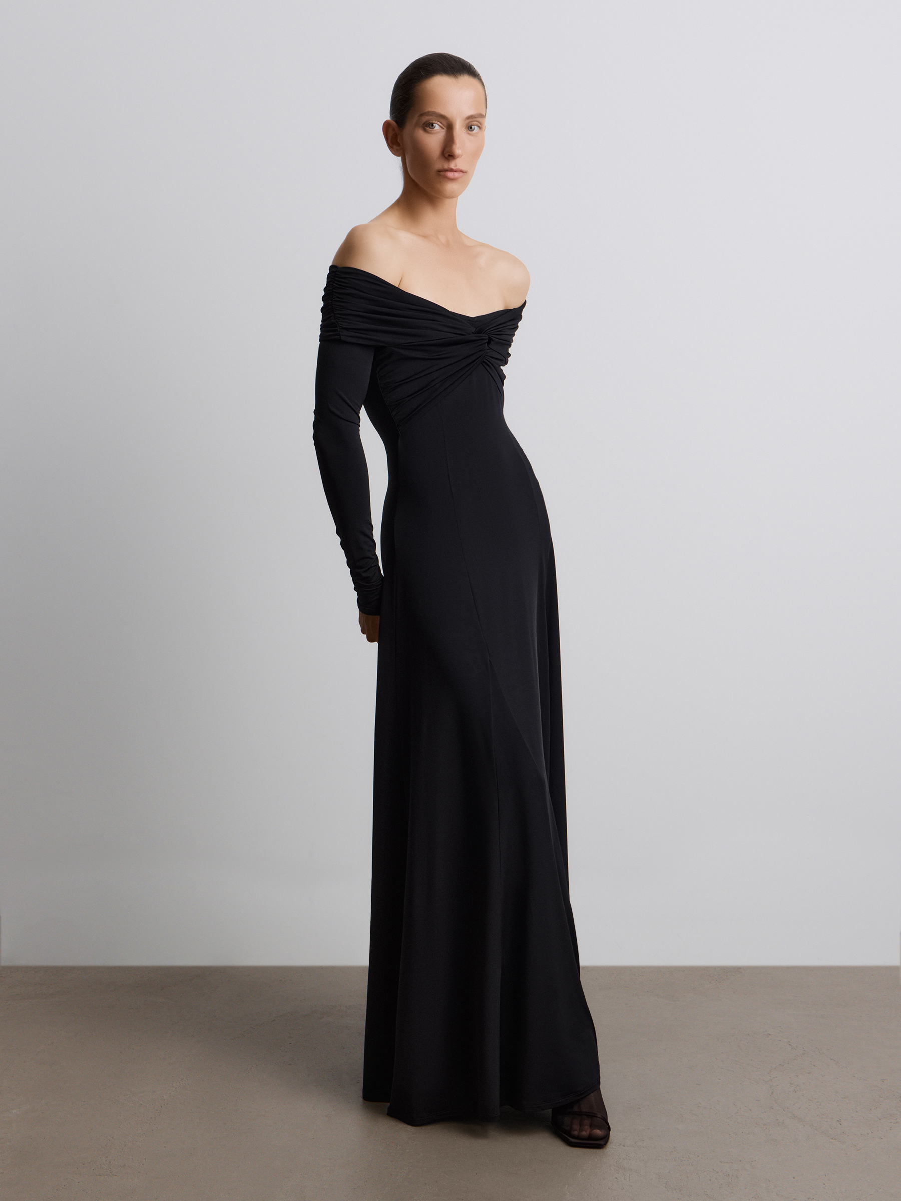 Платье с открытыми плечами