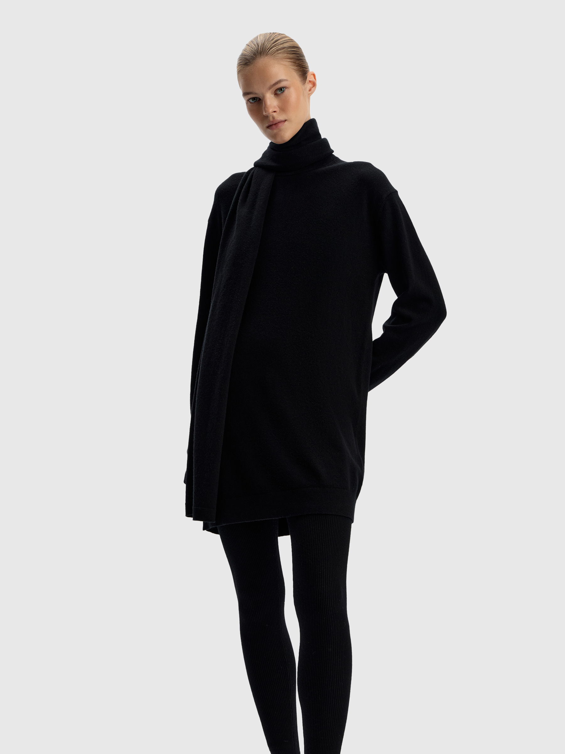 Платье с шарфом